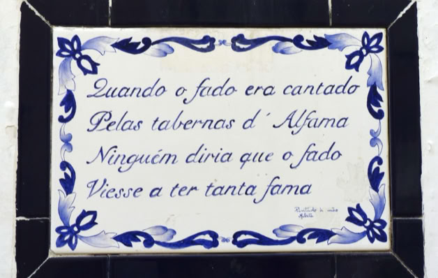 Spruch am Hauswand im Alfama-Vierteil von Lissabon