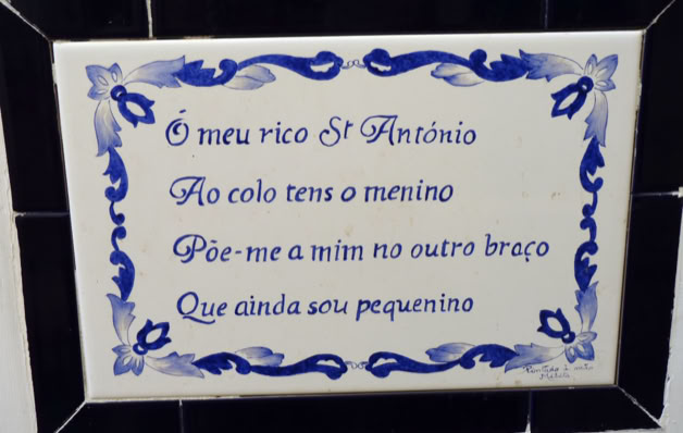 Spruch im Hauswand im Alfama-Viertel in Lissabon