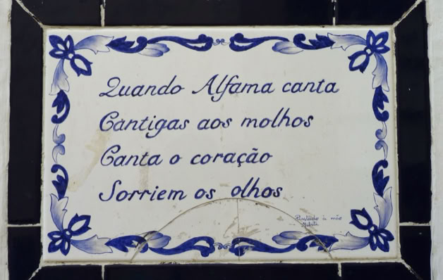 Spruch am Hauswand im Alfama-Viertel in Lissabon