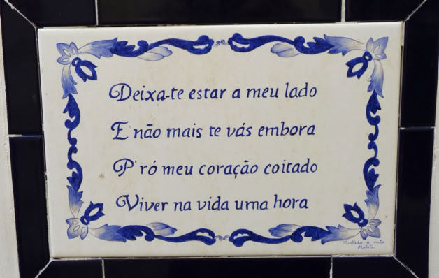 Spruch am Hauswand im Alfama-Viertel in Lissabon