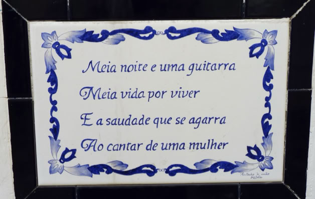 Spruch am Hauswand im Alfama-Viertel von Lissabon